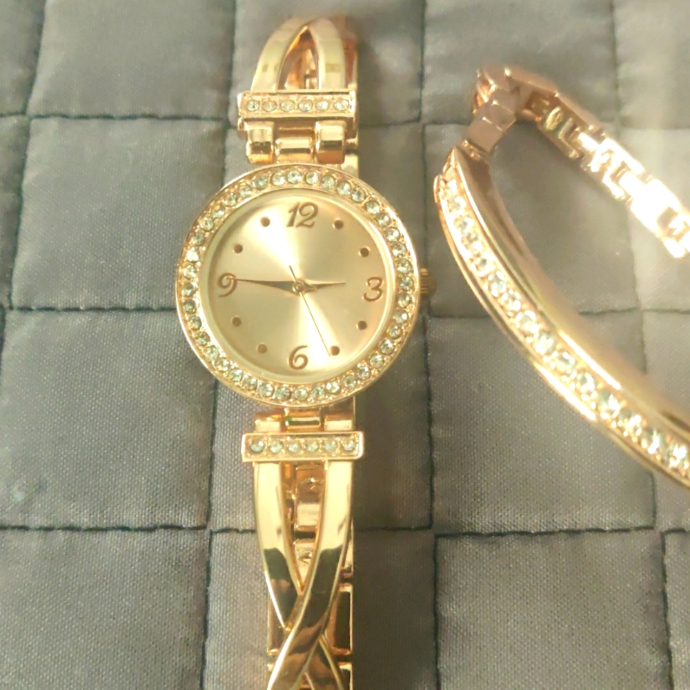 Geneva Womens Rose Gold-Tone T-Bar Bangle Watch Boxed Set
